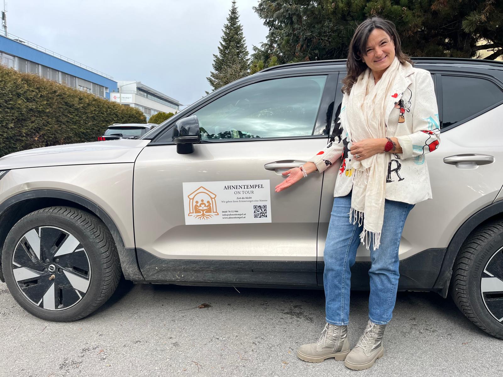 Carmen Hettegger mit dem Ahnentempel-Wagen — unterwegs zu ihren Gesprächspartnern.