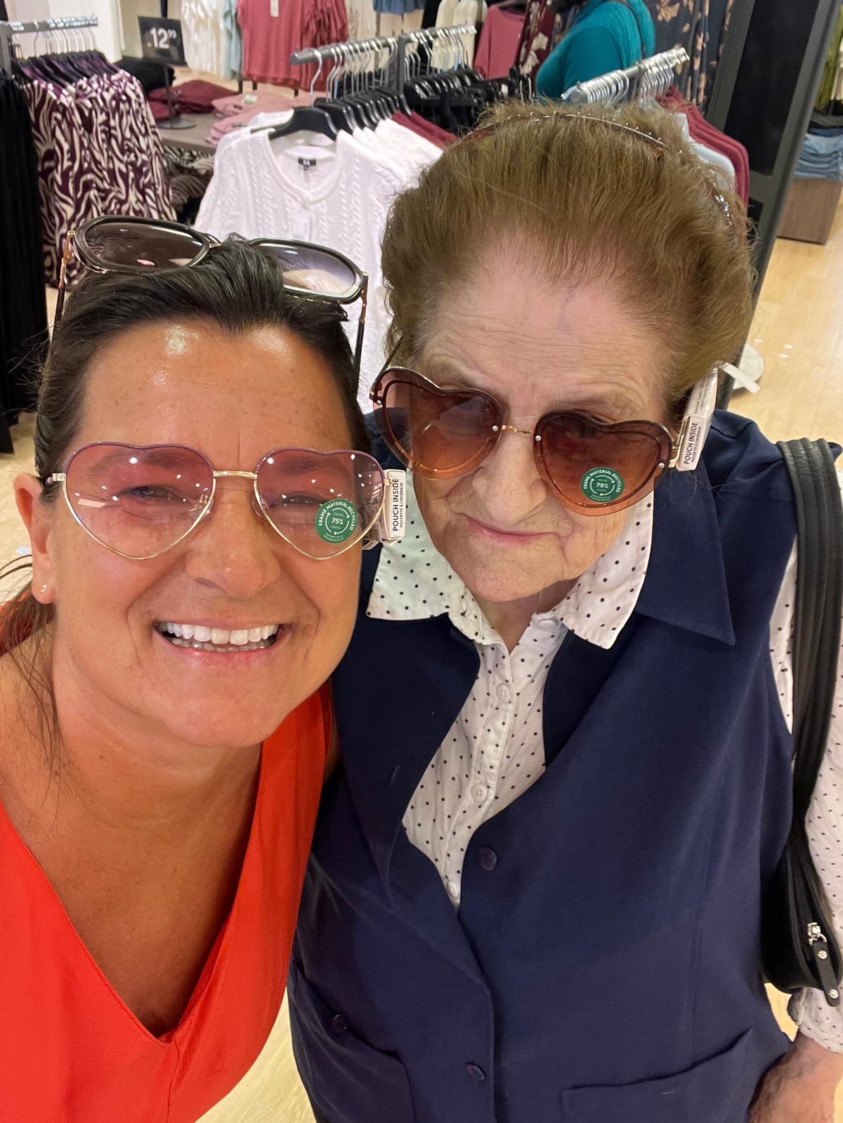 Carmen Hettegger gemeinsam mit einer älteren Dame — ein Moment voll Vertrauen.